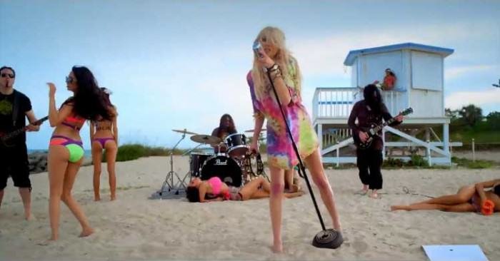 The Pretty Reckless lança vídeo de “Fucked Up World” sem censura