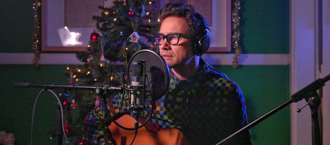 DAVID FONSECA: VEJA O VÍDEO DE NATAL CELEBRADO COM “SANTA BABY”