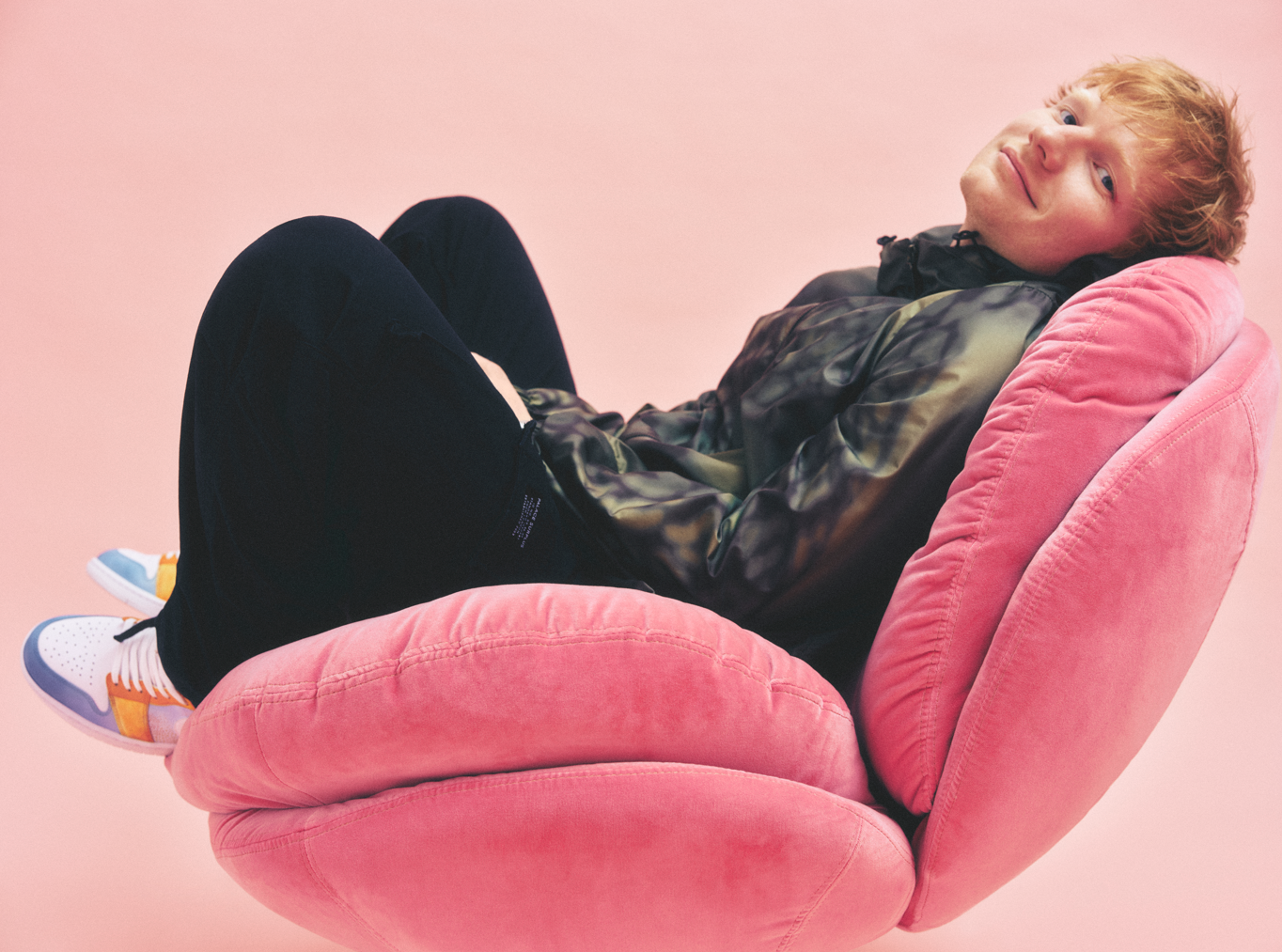 Ed Sheeran lança novo single “A Little More” com o regresso de Rupert Grint no videoclipe oficial