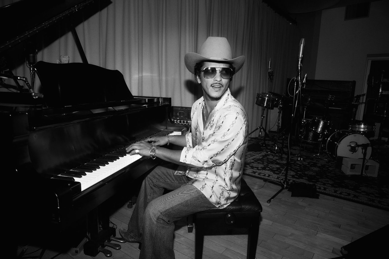 Bruno Mars reaparece quando a cidade ainda está acordada