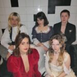 The Last Dinner Party entram em “HELP(2)” com um single que insiste no erro certo