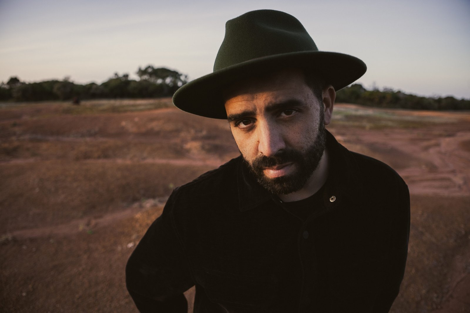 Cristóvam lança videoclip de “Simplify” e deixa a estrada falar
