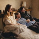 Dry Cleaning voltam a observar o mundo em voz baixa no novo disco