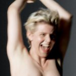 Robyn regressa com “Sexistential” e desafia os limites da pop contemporânea