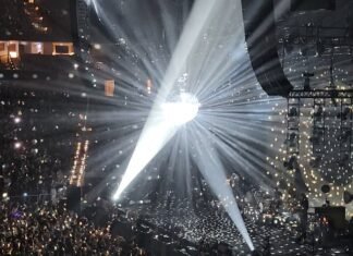 Arctic Monkeys prolongam digressão após forte procura