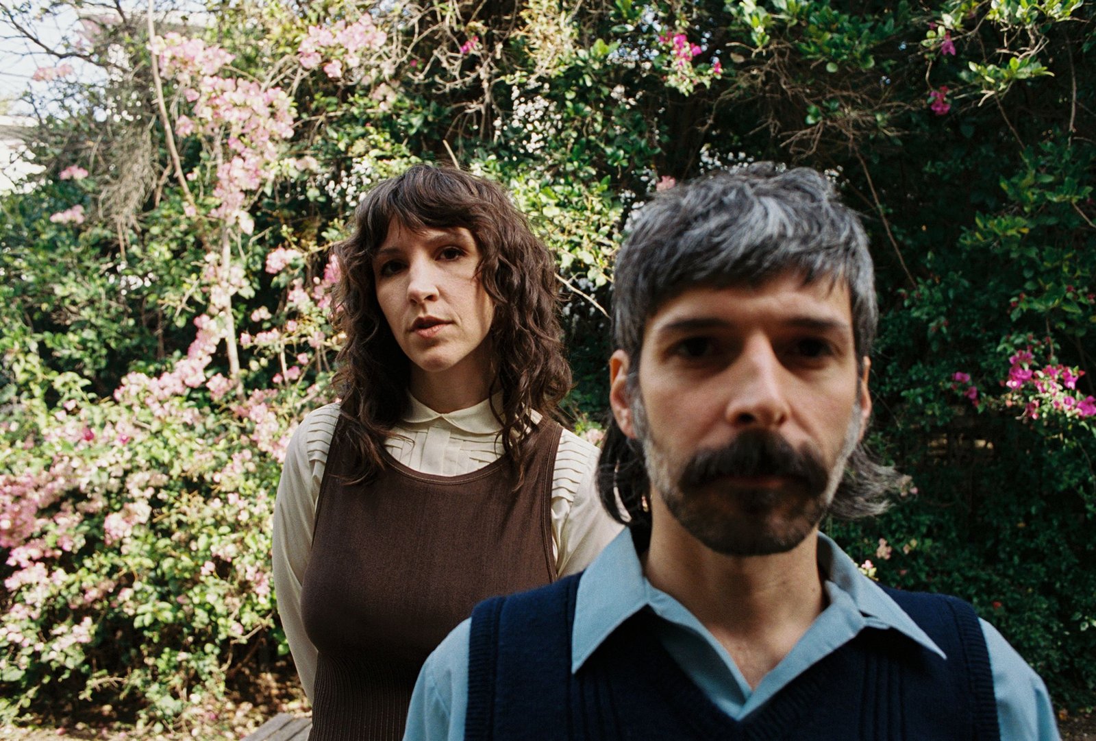 Widowspeak afinam o regresso em “Roses” com subtileza e intenção