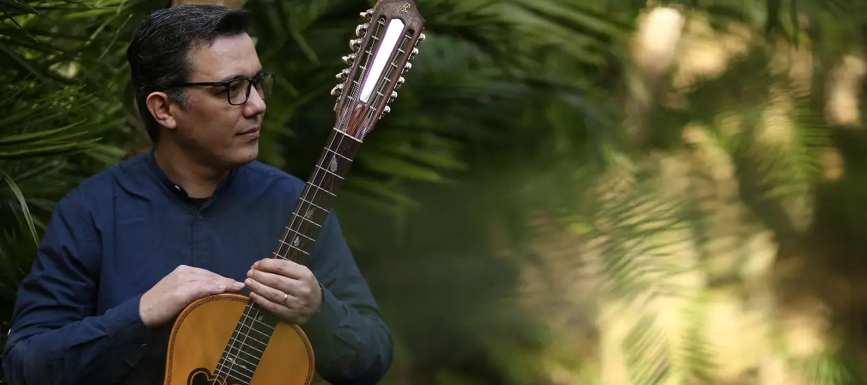 Entrevista Rafael Carvalho: a missão de reinventar a viola da terra sem perder a raiz