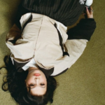 Lola Young regressa com “From Down Here” e há um novo capítulo a ganhar forma