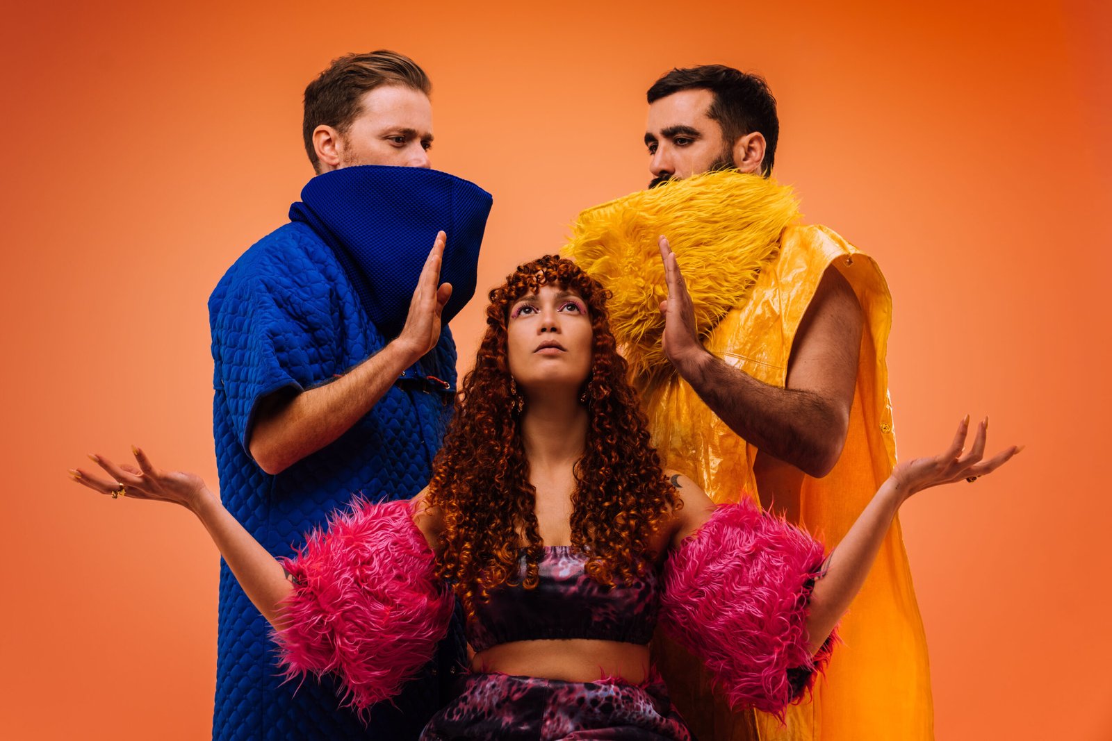 Asa Cobra estreia-se com “Revolta & Amor” e há um disco português a transformar tensão em dança
