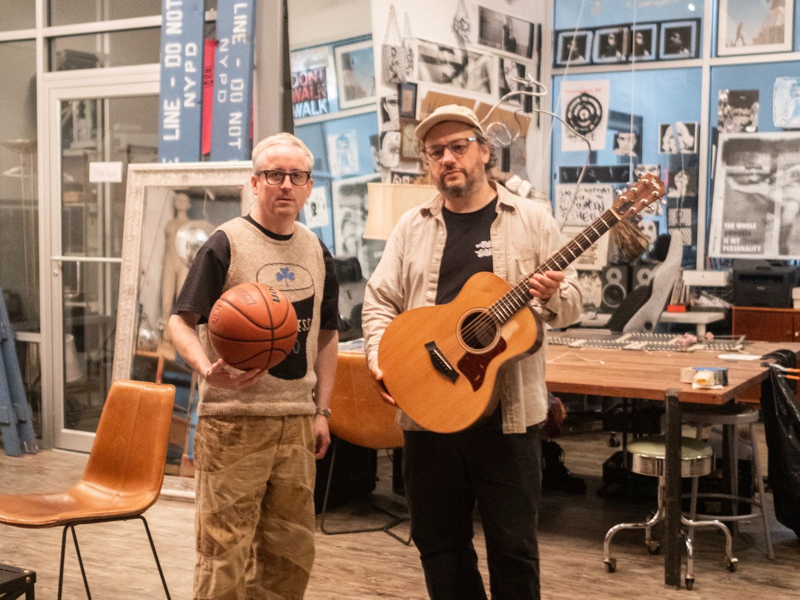 Alexis Taylor e Mike Simonetti encontram qualquer coisa estranha em “Perfect Kiss”
