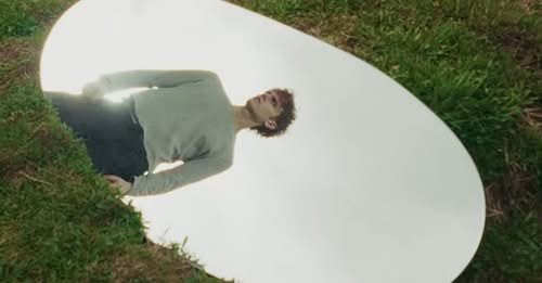 Saint Clair chegam com tensão emocional e guitarras que parecem prestes a rebentar