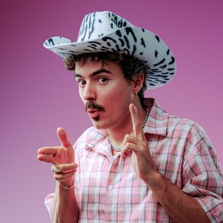 Chico da Tina transforma Alfama numa festa popular e sobe ao topo do Spotify