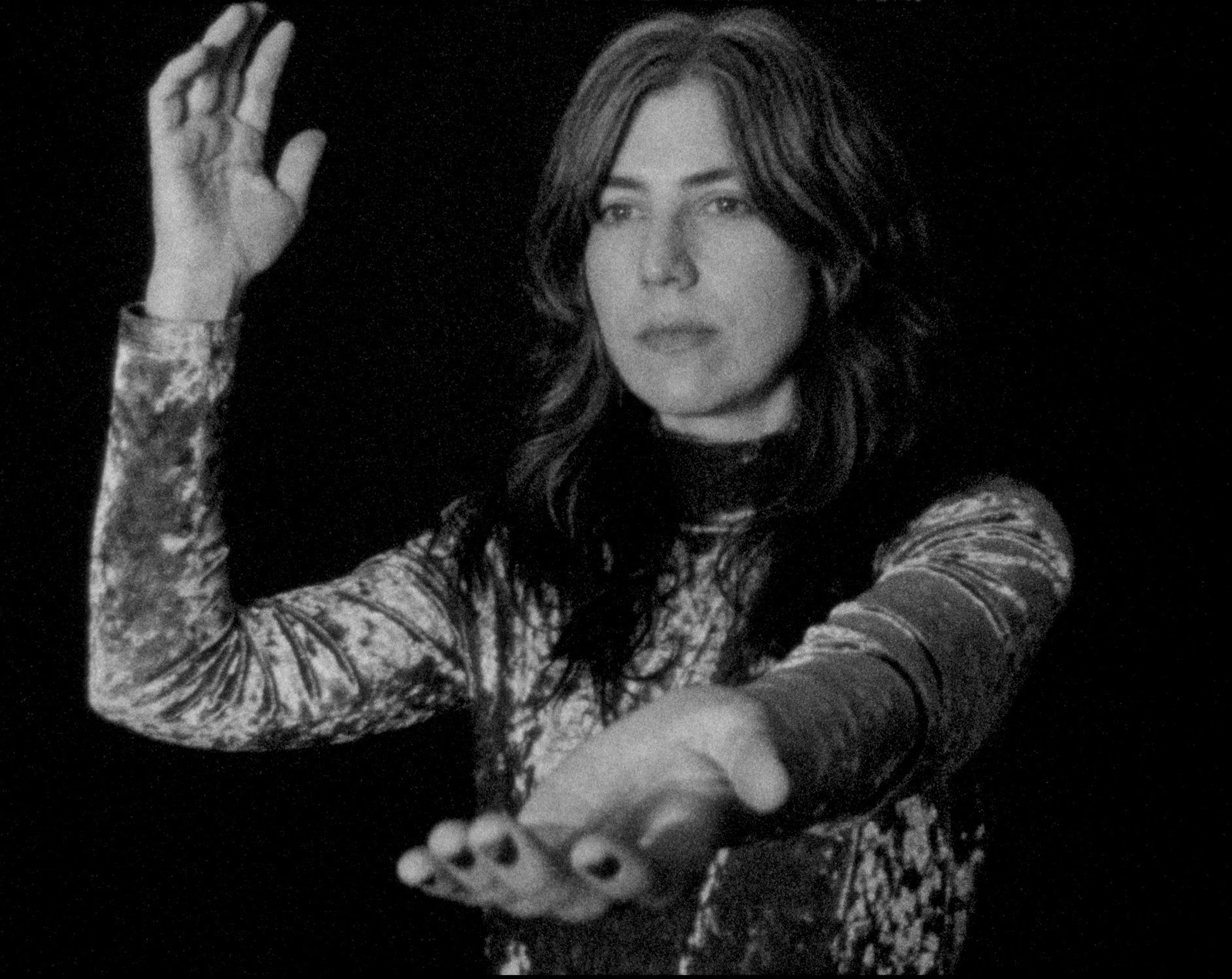 Julia Holter anuncia “Materia”, novo álbum complementar de “Something in the Room She Moves”