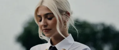 Bárbara Bandeira lança “Manel”: o videoclipe inspirado numa história real portuguesa (vídeo)