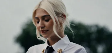 Bárbara Bandeira lança “Manel”: o videoclipe inspirado numa história real portuguesa (vídeo)