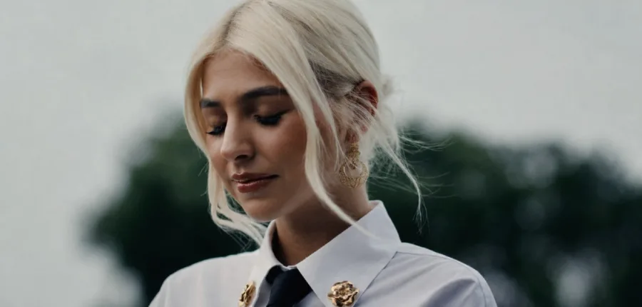 Bárbara Bandeira lança “Manel”: o videoclipe inspirado numa história real portuguesa (vídeo)
