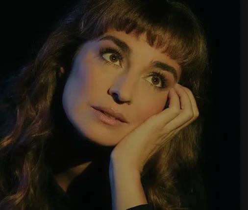 Rita Redshoes lança “Não É Normal”, o novo single escrito por Cláudia Pascoal