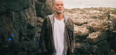 Mau Uivo: Miguel Menezes estreia projeto a solo com o intimista “Casa Branca”