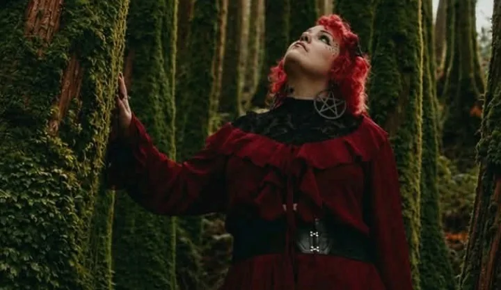 A açoriana Mariana Pinheiro lança “O Dom de Estar Errada” com videoclipe gravado em São Miguel