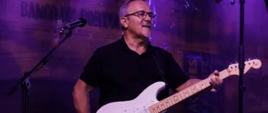 Alvarim: uma vida inteira com a música, de Roberto Carlos aos Fipos