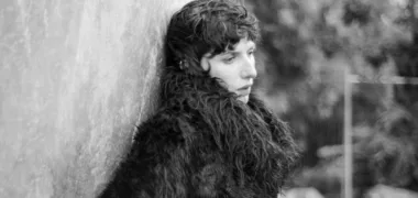 Porque é que Aldous Harding é uma das artistas mais fascinantes da atualidade?