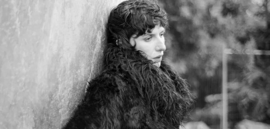 Porque é que Aldous Harding é uma das artistas mais fascinantes da atualidade?