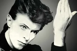 A história secreta de “Heroes”: o beijo junto ao Muro que inspirou David Bowie