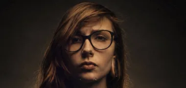 Julia June transforma a procura por respostas em tensão em “Who?”