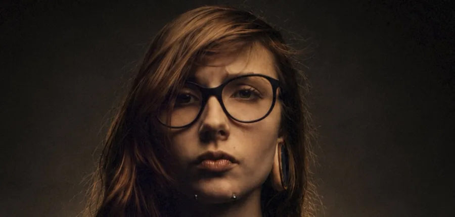 Julia June transforma a procura por respostas em tensão em “Who?”