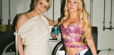 Robyn e Zara Larsson reinventam “Talk To Me” com uma nova versão de um dos destaques de Sexistential