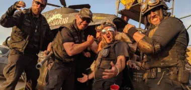 Quem são os ArnoCorps? A banda de culto regressa com Big Noodle Energy
