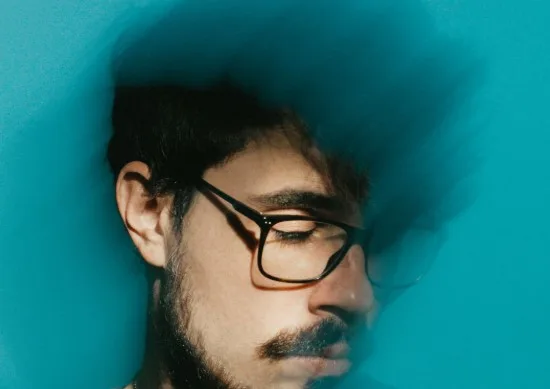 Pedro da Linha transforma a melancolia em dança em Música Menor mas Feliz