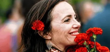 O que ainda dizem hoje as canções de Abril? Helena Oliveira leva-as ao palco