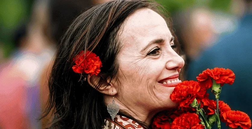 O que ainda dizem hoje as canções de Abril? Helena Oliveira leva-as ao palco