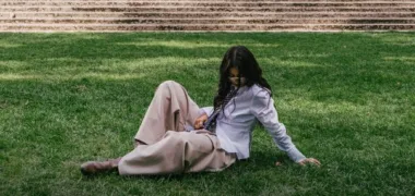 Sofia Camara transforma uma paixão improvável em “Hallucinating”