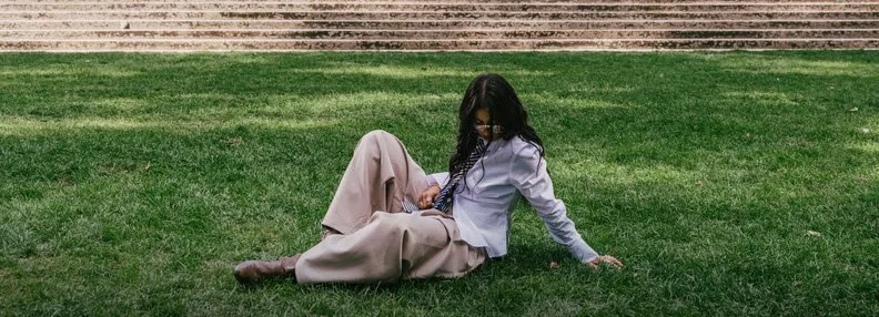 Sofia Camara transforma uma paixão improvável em “Hallucinating”