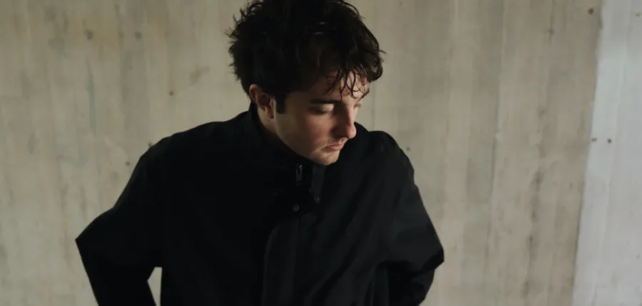 Tommy Barlow regressa com “Bill Is Dead”, um novo mergulho entre folk e presente