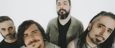 Superfuzzy leva o grunge dos anos 90 para um presente que ainda dói