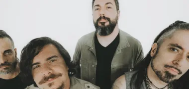 Superfuzzy leva o grunge dos anos 90 para um presente que ainda dói