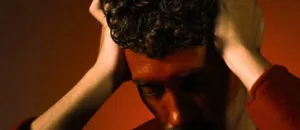 Basalto transforma as marcas de uma relação em “Sunburn”