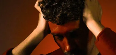 Basalto transforma as marcas de uma relação em “Sunburn”