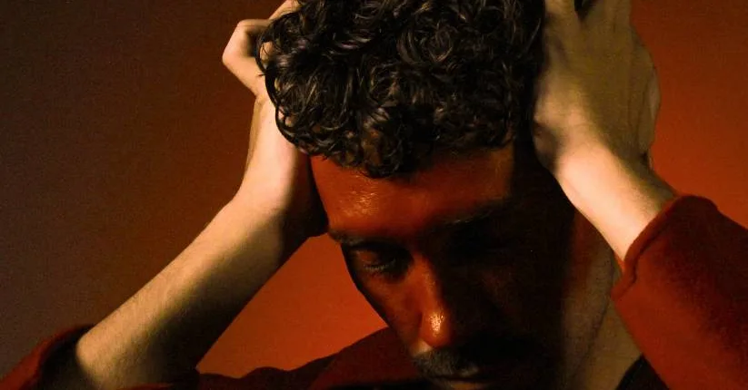 Basalto transforma as marcas de uma relação em “Sunburn”